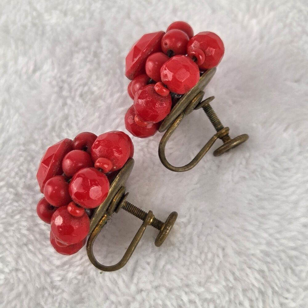 Vintage MCM Red Beaded Cluster Screw Back Earrings 1950s 1960s Costume Jewelry - Picture 9 of 9